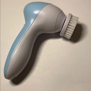 •facial cleansing brush
